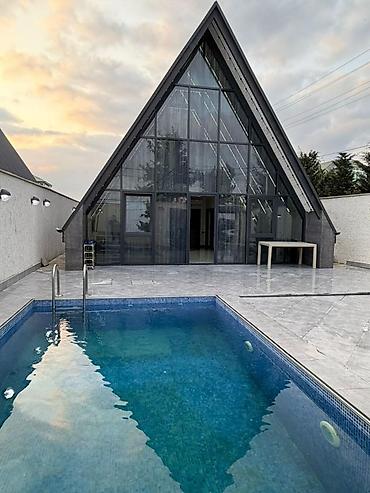 Günlük kirayə evlər: A-Frame tipli müasir bağ evi – hovuzlu - Memarlıq: Üçbucaq formalı — 2