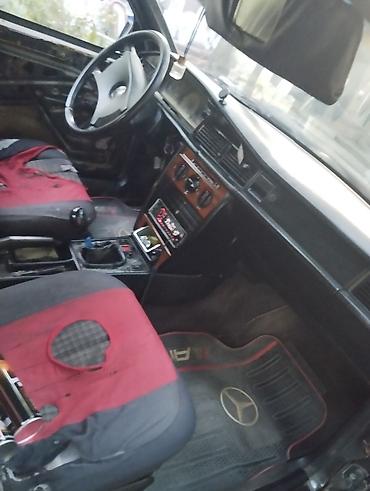 w202 yan guzgusu: Mercedes-Benz 190 (W201) sedan - Kuzov: qara rəng, 4 qapı, klassik — 4