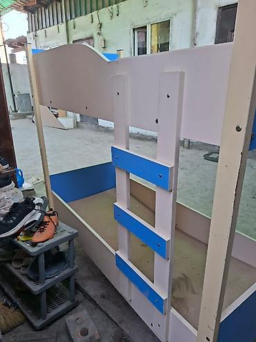 bunk bed: Детская двухъярусная кровать с вертикальной лестницей. - Конструкция — 1