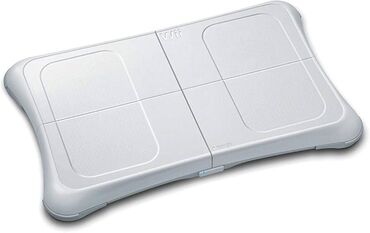 Nintendo Wii: Ağ rəngdə olan Nintendo Wii Balance Board. Bu, evdə fitnes məşqləri və