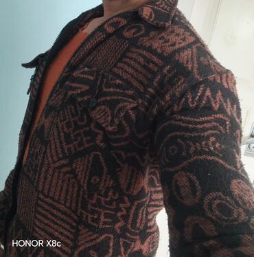 Сковородки: Kişi üst geyimi – qalın, naxışlı jaket/kardiqan. - Rəng: qara fon