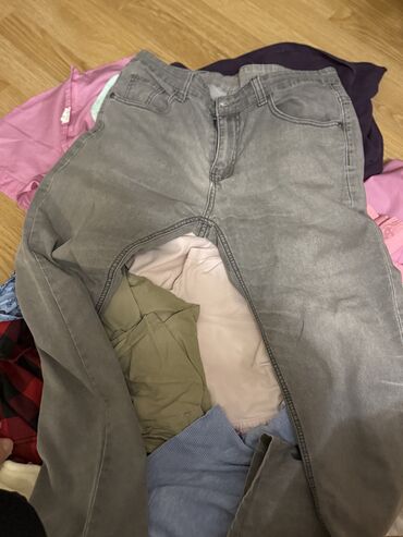 Köynəklər: Kişi köynəkləri,rubaşkaları S razmer,şalvarlar 34 razmerdilər.33 — 10