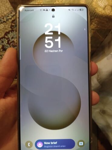 samsun j5: Samsung Galaxy S25 Ultra ekrani. Ekranin yuxari sag hissesinde 1