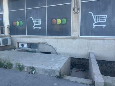 Divar kağızları: Binanın zirzəmisinə aparan pilləkənlər. Girişdə beton platforma var