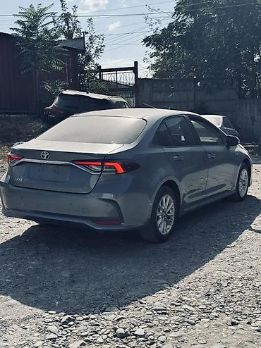 byd e1: Toyota Corolla: 2021 г., 1.8 л, Вариатор, Гибрид, Седан — 4