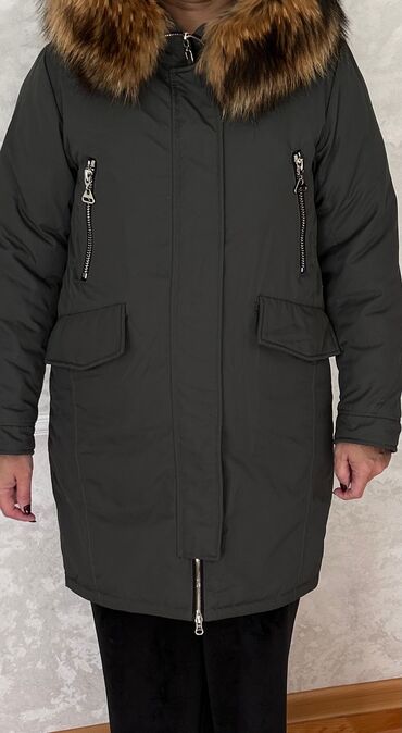 женские зимние куртки бишкек: Зимняя куртка с натуральным мехом на капюшоне. Размер М в хорошем