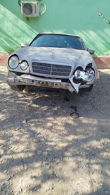 ucuz masinlar kreditle: Mercedes-Benz E-Sinfi W210 sedan – ehtiyat hissələri üçün - Korpus: 4 — 4