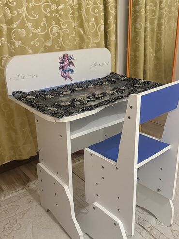 Uşaq masaları: Oğlan üçün, İşlənmiş, Yazı masası, Stullar ilə