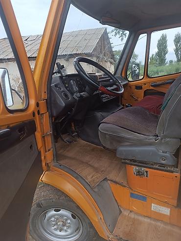 sprinter 315: Грузовой фургон Mercedes‑Benz (кабина оранжевая) с бортовой платформой — 4
