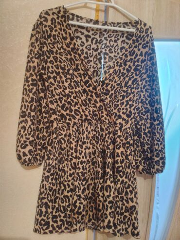 красивые платья на прокат в баку: Bu leopard naxışlı mini don V formalı yaxalıq və üç dörddəbir qollara
