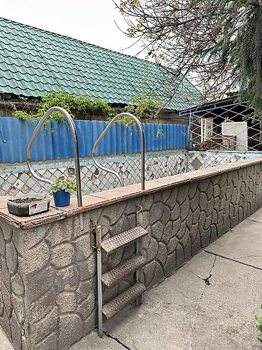 Продажа коттеджей и домов: Продается дом 100кв.м., г Кара-Балта, верхняя часть города, улица — 4