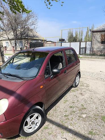 Хэтчбек компактного класса, 5 дверей, бордовый цвет. Практичный