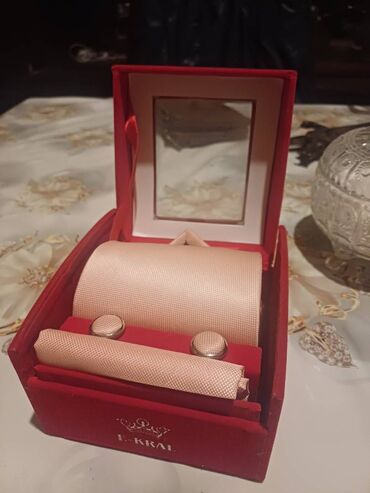 tek pencekler kisi ucun: Şəkildə gördüyünüz qalstuk dəst satılır 100% əl işləməsidir, qutunun