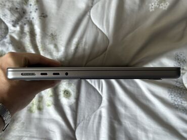 Apple: Apple M3, 8 GB OZU, 14 " — 10