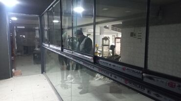 Tikinti işləri: Şüşə ofi̇s və otağ lar üçün ara kəsmə. Kəyfi̇yyatli̇. Sərfəli̇ — 4