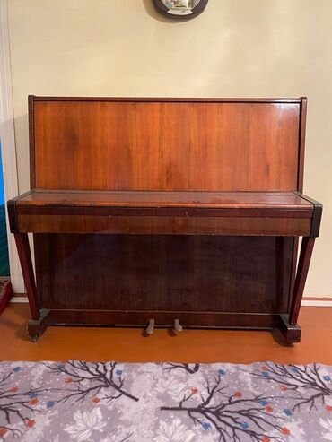 аксессуары для музыкальных инструментов: Upright piano – klassik taxta korpusda, zərif lak örtüklü. Kompakt