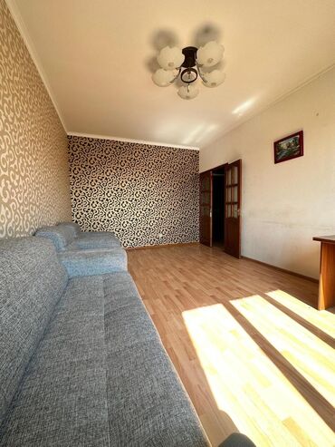 абдрахманова: 3 комнаты, 72 м², 105 серия, 8 этаж, Старый ремонт