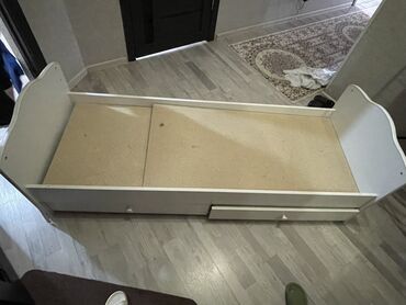 металлическая двухъярусная кровать: Белая односпальная кровать, оснащенная выдвижными ящиками