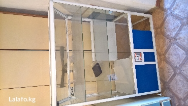 продаю стелаж: Продается стеклянная витрина, с кодовым замком