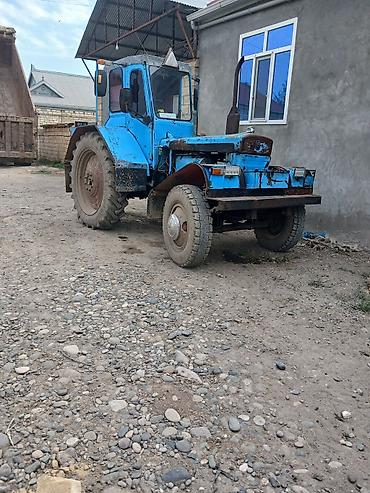 Traktor – mavi kabinli, ön hissəsi açıq konstruksiyalı