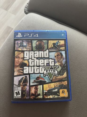 playstation 4 satilir kreditle: Salam yaxşı vəziyyətdədir.Cızıqı yoxdur.Kitabçası qutusu var.Ciddi