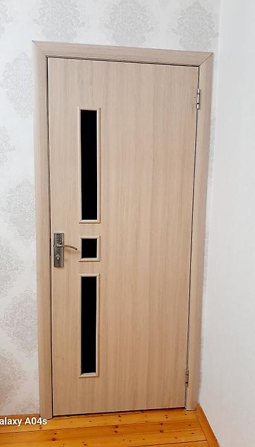 şüşə qapi: Otaq qapısı – açıq palıd rəngində, minimal dizayn. - Material — 1