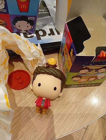 mc oyuncaq: McDonald’s Happy Meal oyuncağı – “Friends” kolleksiyası, Joey — 1