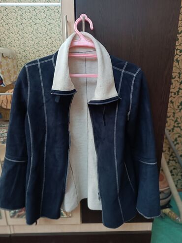 Kurtkalar: Qadın üçün isti qış gödəkçə - Rəng: tünd göy (navy) - Material