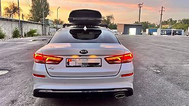 Другие детали салона: Kia К5 - Просторный салон с кожаной отделкой, задний диван на 3 места — 9