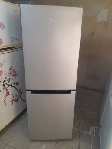 Soyuducular: 2 qapılı Indesit Soyuducu Satılır, rəng - Boz, Təkərli lalafo.az -da Soyuducular: 2 qapılı Indesit Soyuducu Satılır, rəng - Boz, Təkərli