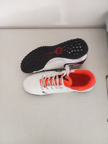 бутсы сороконошки: Белые футбольные бутсы Nike Tiempo с оранжевыми и черными акцентами