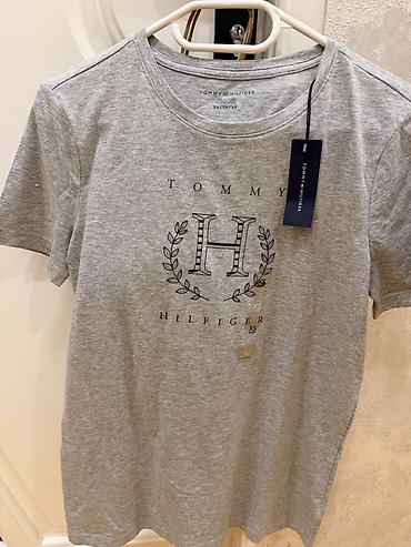 Футболки: Tommy Hilfiger qadın T‑şirtsi Geynilmeyib yenidir - Rəng: açıq boz — 1