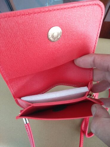 маленькая спортивная сумка: Ярко красного цвета маленькая сумочка через плечо,для телефона и