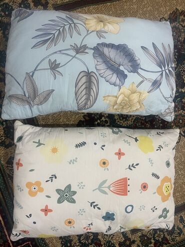 размер пододеяльника евро длина и ширина: Две подушки стандартного размера с разными чехлами: - Подушка 1