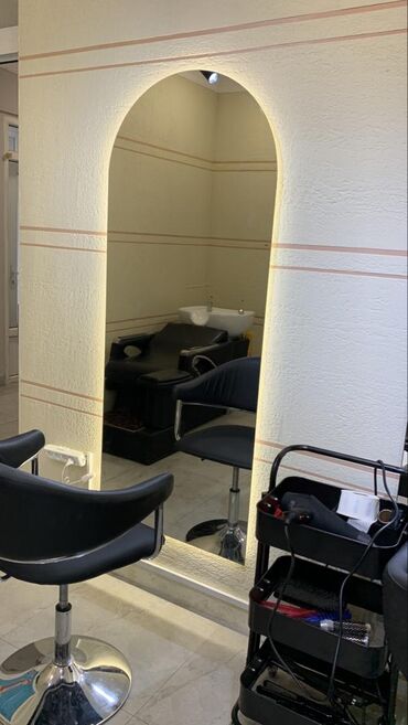 маникюрный столик: Сдаётся место для визажиста, парикмахерская креслоесть место для