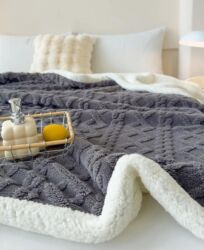 Ostalo: Krznena cebad 
150×200 
3200 din 
200×230 
3700 din — 2