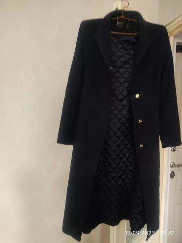 женская зимняя кожаная куртка: Продаю 1.Турция- пальто-размер 44 -46-темно синего цвета -б /у стало