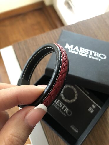 Unisex narukvicaNova, kožna, ručno rađena narukvica. Crna sa crvenim