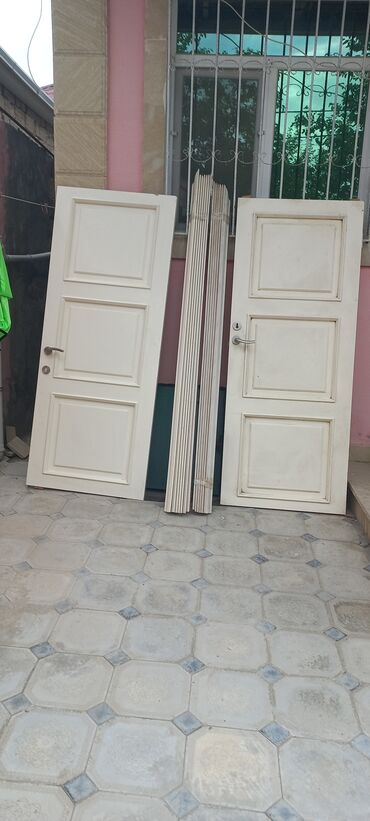 Pəncərələr: Ağ rəngli daxili otaq qapıları dəsti 3 eded qapi her seyi usdundesi