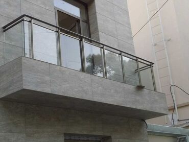 Pilləkən məhəccərləri: Qara metaldan hazırlanmış, müasir üslubda pilləkən. Pilləkənlər daxili — 7