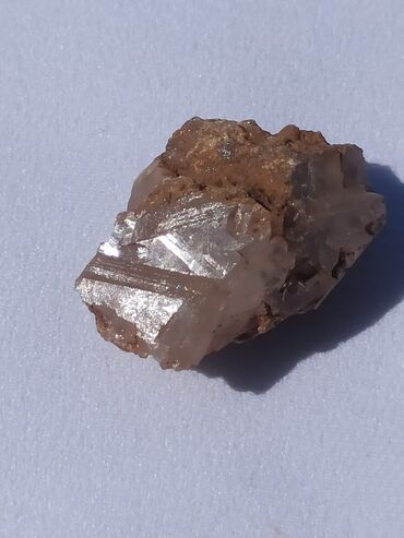 Kristali i minerali: Ovaj prirodni mineralni uzorak prikazuje kombinaciju zemljanih tonova — 24
