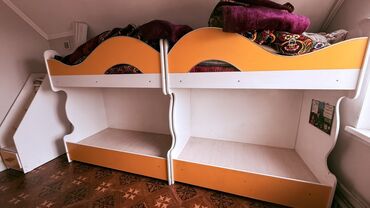 кровать одно местный: Нижний и верхний ярусы одного блока : 80x150 см, второй блок немного