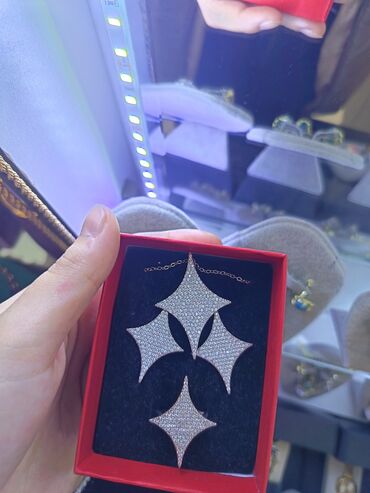 Bijuteriya dəstləri: Zərgərlik dəstləri – zövqlü aksesuar seçimi 1) Yaşıl daşlı çiçək — 8