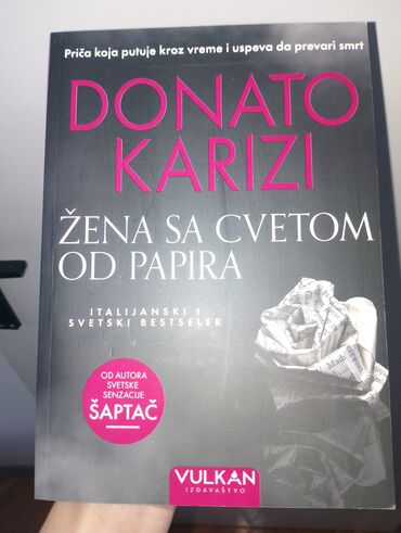 Knjige, časopisi, CD i DVD: Naslov: Žena sa cvetom od papira Autor: Donato Karizi Roman kojim je