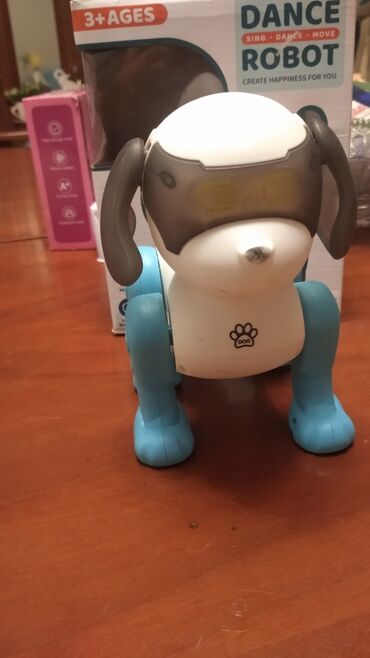 Oyuncaqlar: Bu rəqs edən robot it oyuncağı ağ və mavi rənglərdə hazırlanmışdır — 3