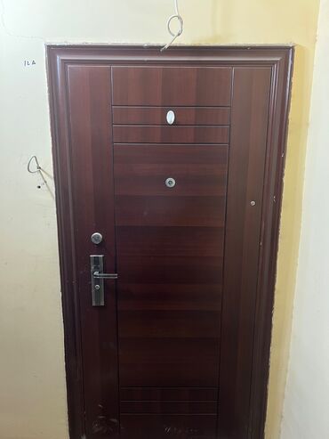 seyf qapı satılır: Для квартиры Б/у Входная дверь 90х205 см С замком, Без гарантии, Самовывоз