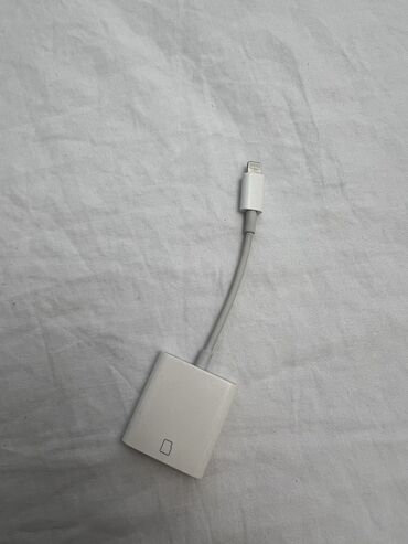 komputer kabel: Bir tərəfində Lightning konnektoru, digər tərəfində isə SD və microSD