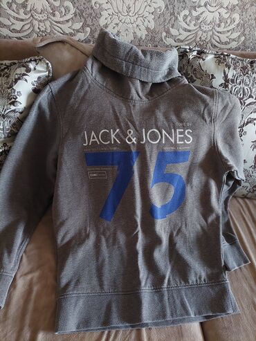 debli kisi geyimleri: Svitşöt,turkiyeden alınıb.məşhur JACK&JONES firmasıdı.L