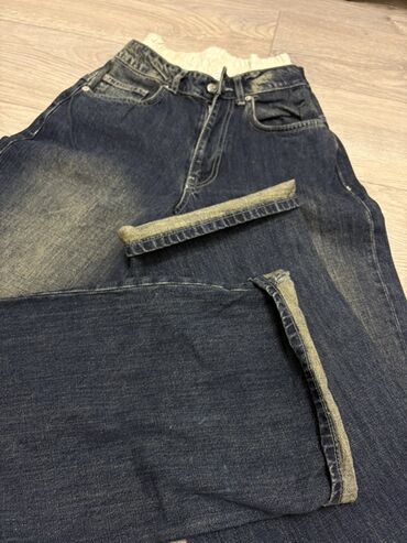 Cinslər: Qadın üçün denim şalvar - Rəng: tünd mavi, yüngül “wash” effektli -
