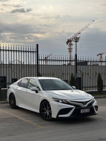 тайота камри 2021: Белый седан Toyota Camry с динамичным дизайном и легкосплавными